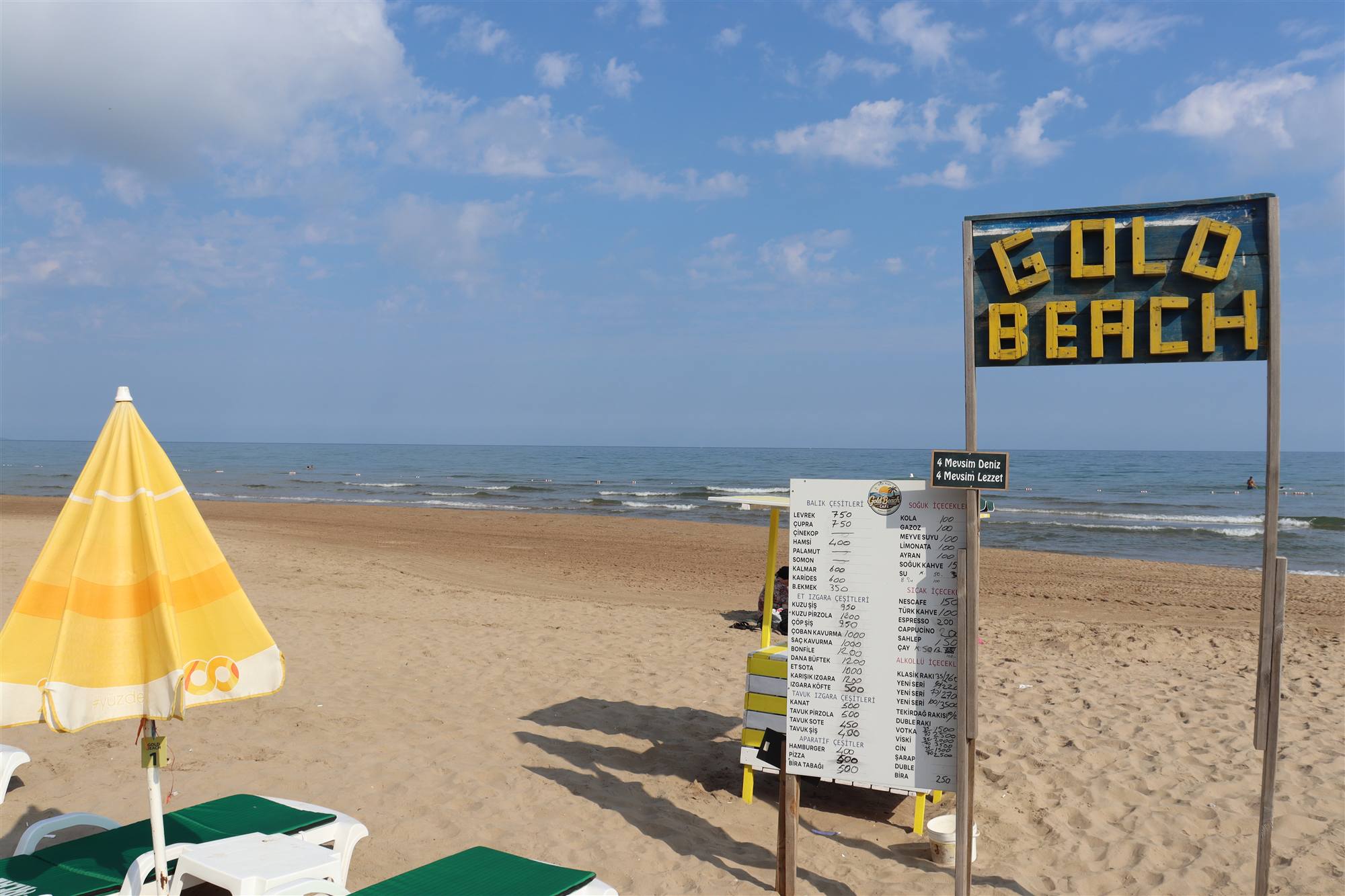 Sahil önündeki Gold Beach tabelası
